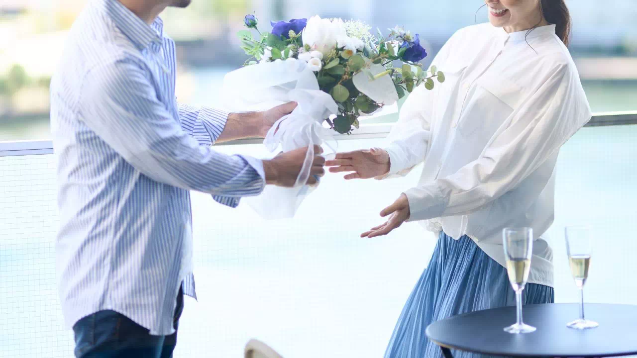 恋人への誕生日プレゼントを渡すタイミングとサプライズのアイデア