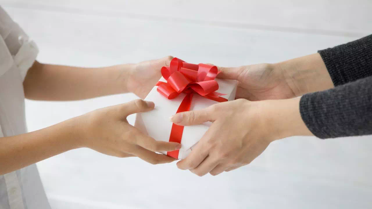 友達以上恋人未満の人に贈るおすすめの誕生日プレゼント｜スイーツや癒しグッズなど