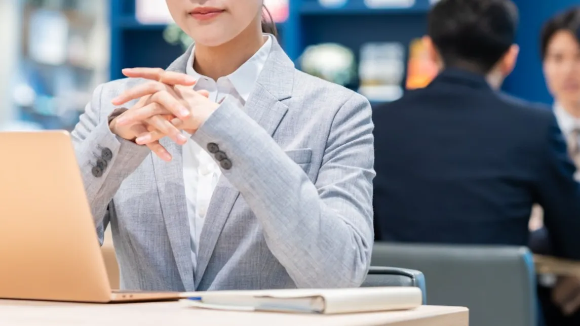 チラチラ見てくる女性の視線に隠された心理と理由