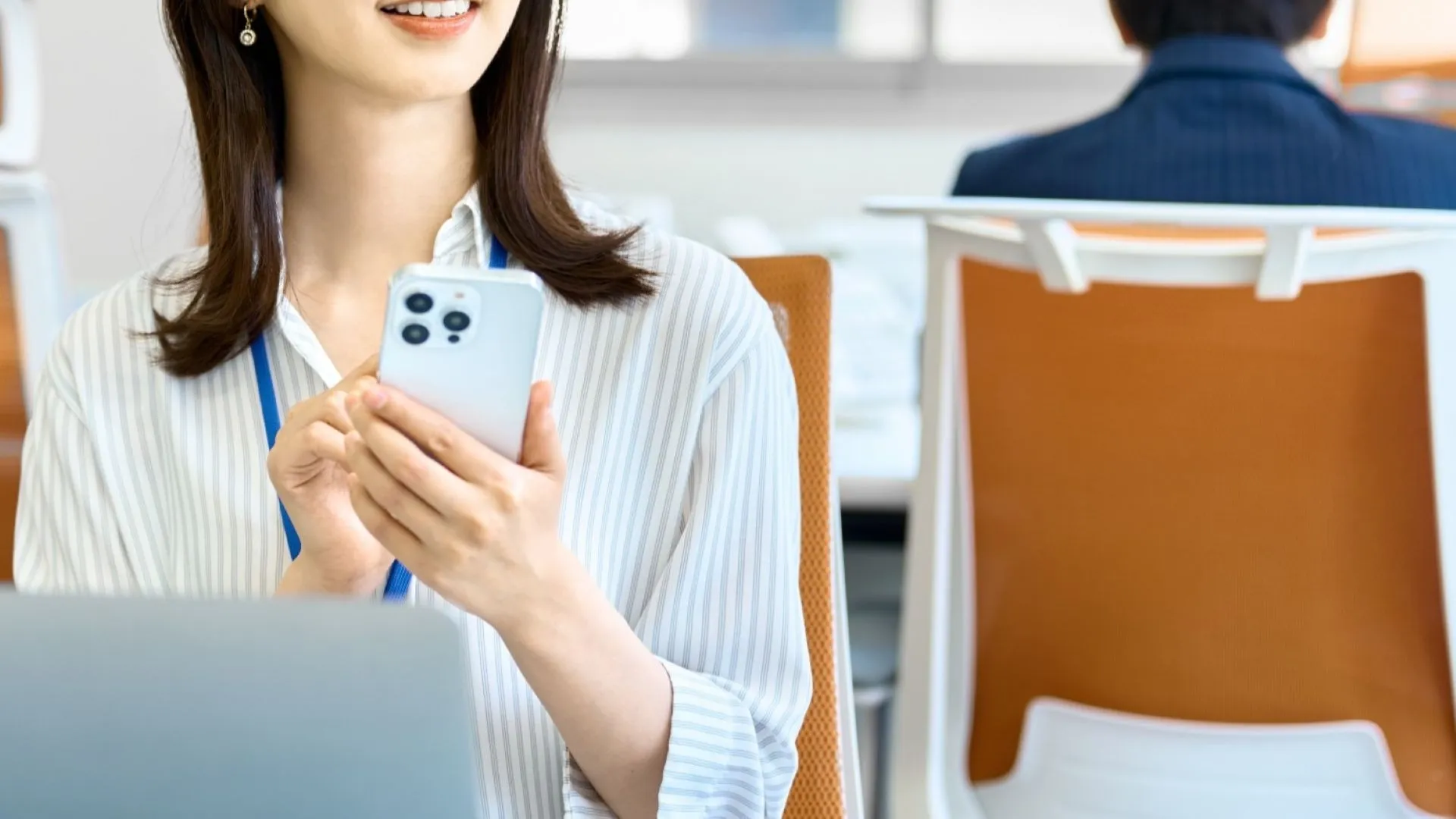 チラチラ見てくる女性の心理！脈ありの特徴4選
