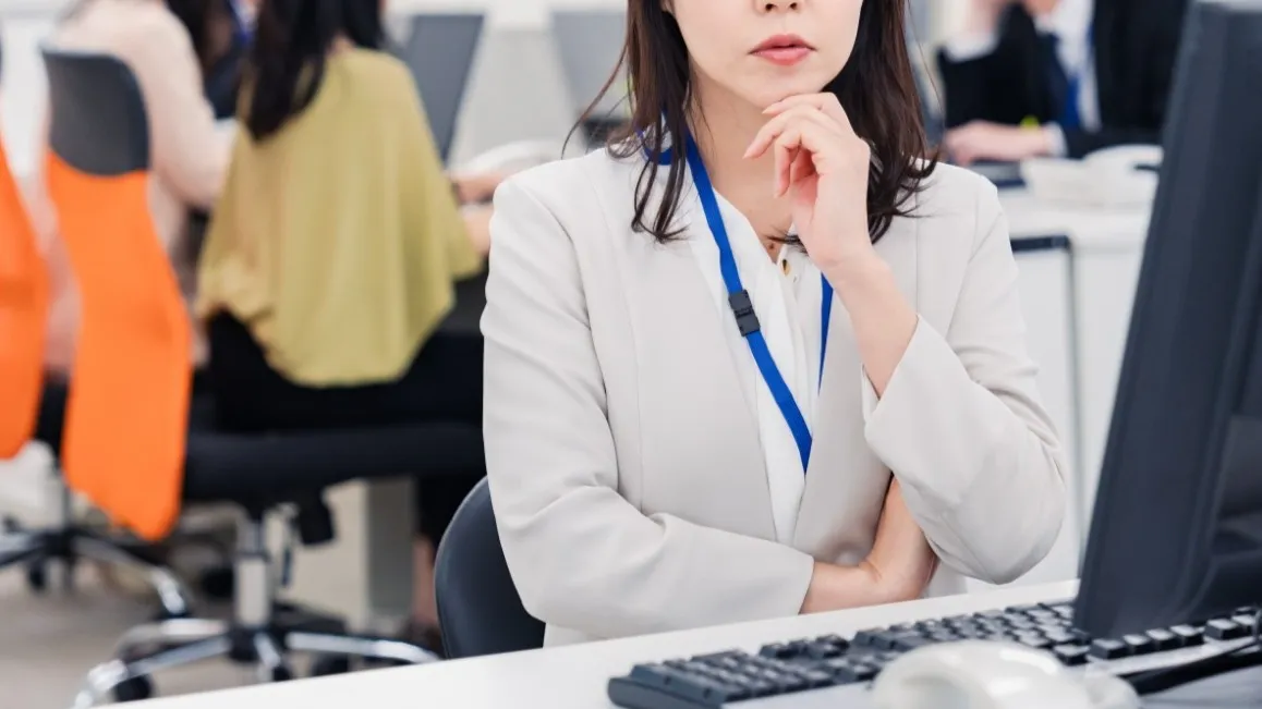 チラチラ見てくる女性の心理！脈なしの特徴6選